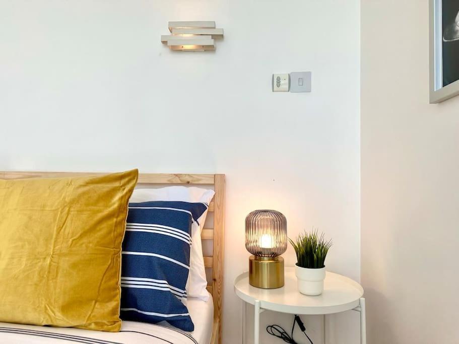 Stunning Panoramic Sea View Beach Location - Sleeps Up To 4 People - Free Parking - The Best Beach! - Great Location - Fast Wifi - Smart Tv - Newly Decorated - Sleeps Up To 4! Close To Bournemouth & Poole Town Centre & Sandbanks Eksteriør bilde
