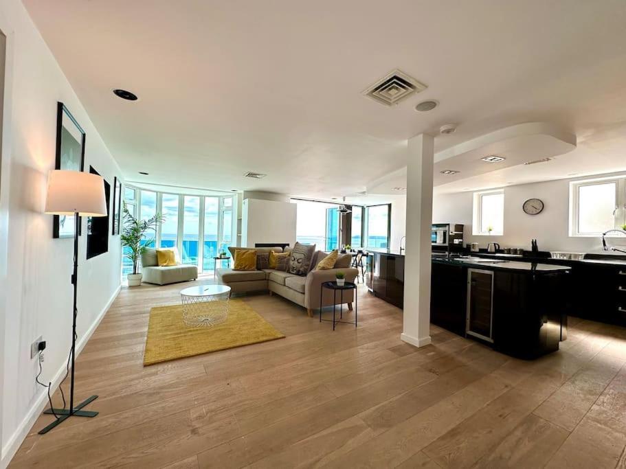 Stunning Panoramic Sea View Beach Location - Sleeps Up To 4 People - Free Parking - The Best Beach! - Great Location - Fast Wifi - Smart Tv - Newly Decorated - Sleeps Up To 4! Close To Bournemouth & Poole Town Centre & Sandbanks Eksteriør bilde