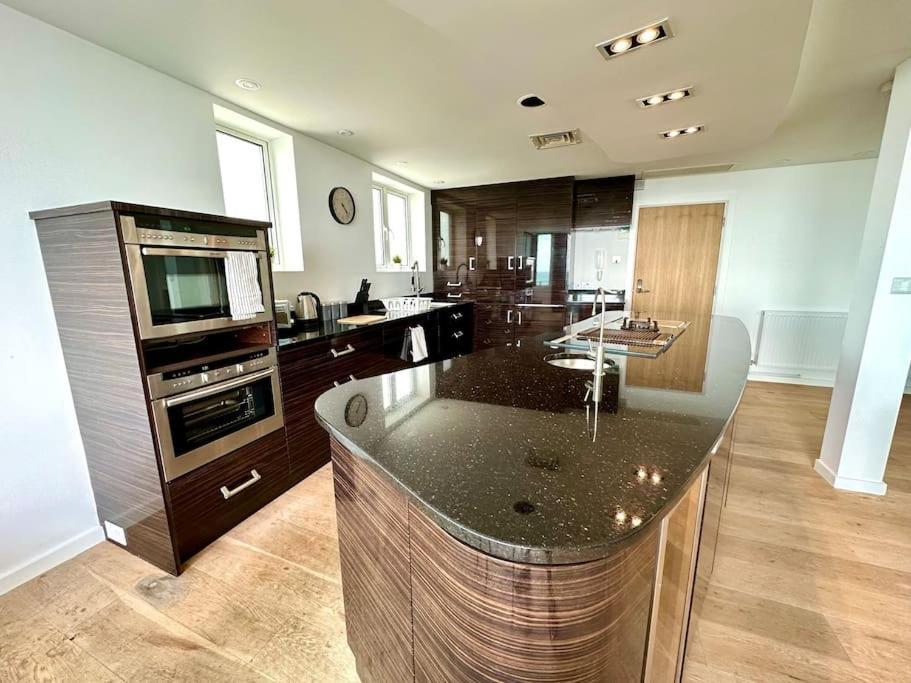 Stunning Panoramic Sea View Beach Location - Sleeps Up To 4 People - Free Parking - The Best Beach! - Great Location - Fast Wifi - Smart Tv - Newly Decorated - Sleeps Up To 4! Close To Bournemouth & Poole Town Centre & Sandbanks Eksteriør bilde