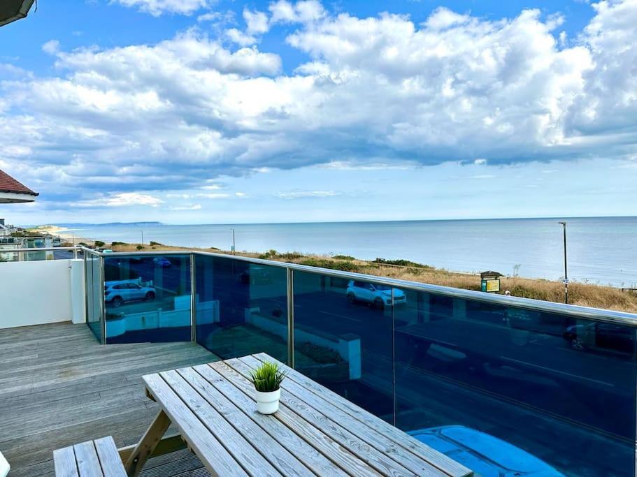 Stunning Panoramic Sea View Beach Location - Sleeps Up To 4 People - Free Parking - The Best Beach! - Great Location - Fast Wifi - Smart Tv - Newly Decorated - Sleeps Up To 4! Close To Bournemouth & Poole Town Centre & Sandbanks Eksteriør bilde
