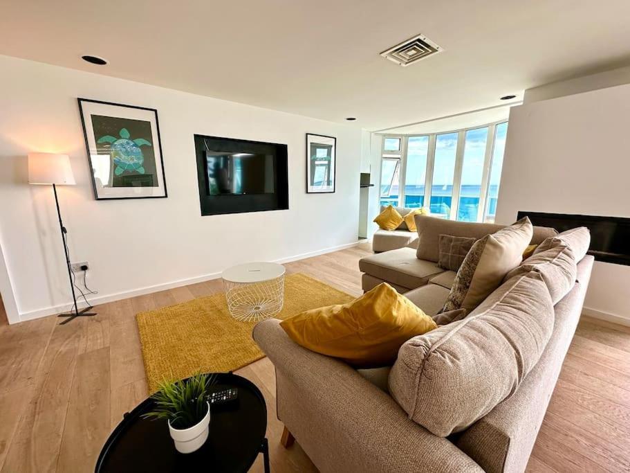 Stunning Panoramic Sea View Beach Location - Sleeps Up To 4 People - Free Parking - The Best Beach! - Great Location - Fast Wifi - Smart Tv - Newly Decorated - Sleeps Up To 4! Close To Bournemouth & Poole Town Centre & Sandbanks Eksteriør bilde