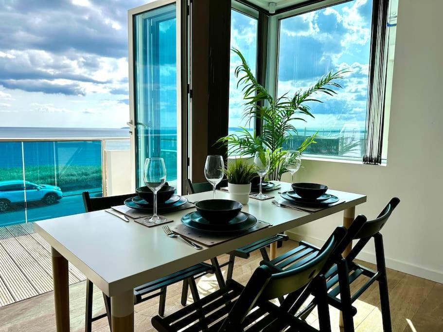 Stunning Panoramic Sea View Beach Location - Sleeps Up To 4 People - Free Parking - The Best Beach! - Great Location - Fast Wifi - Smart Tv - Newly Decorated - Sleeps Up To 4! Close To Bournemouth & Poole Town Centre & Sandbanks Eksteriør bilde