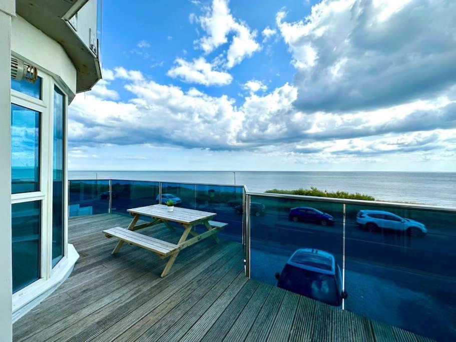 Stunning Panoramic Sea View Beach Location - Sleeps Up To 4 People - Free Parking - The Best Beach! - Great Location - Fast Wifi - Smart Tv - Newly Decorated - Sleeps Up To 4! Close To Bournemouth & Poole Town Centre & Sandbanks Eksteriør bilde