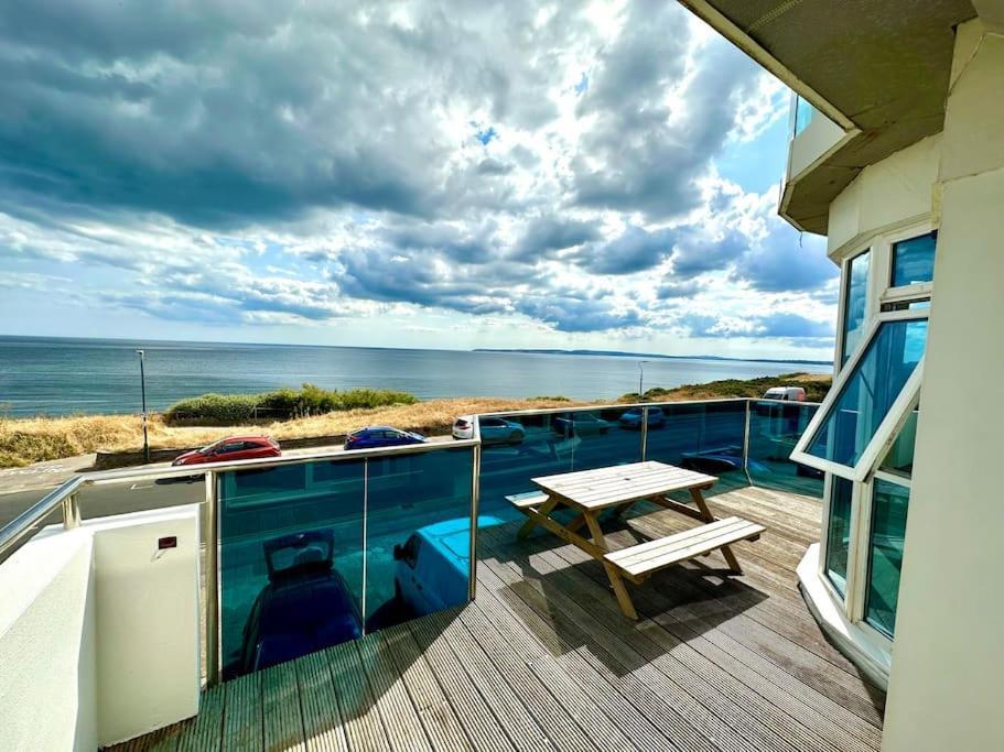 Stunning Panoramic Sea View Beach Location - Sleeps Up To 4 People - Free Parking - The Best Beach! - Great Location - Fast Wifi - Smart Tv - Newly Decorated - Sleeps Up To 4! Close To Bournemouth & Poole Town Centre & Sandbanks Eksteriør bilde
