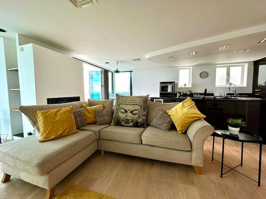 Stunning Panoramic Sea View Beach Location - Sleeps Up To 4 People - Free Parking - The Best Beach! - Great Location - Fast Wifi - Smart Tv - Newly Decorated - Sleeps Up To 4! Close To Bournemouth & Poole Town Centre & Sandbanks Eksteriør bilde