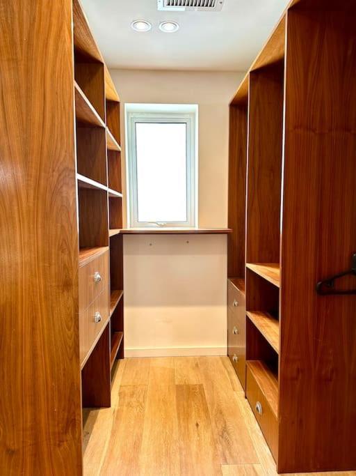 Stunning Panoramic Sea View Beach Location - Sleeps Up To 4 People - Free Parking - The Best Beach! - Great Location - Fast Wifi - Smart Tv - Newly Decorated - Sleeps Up To 4! Close To Bournemouth & Poole Town Centre & Sandbanks Eksteriør bilde