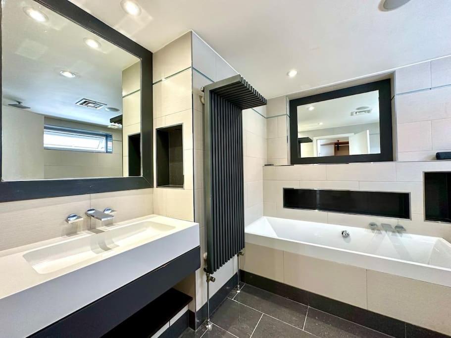 Stunning Panoramic Sea View Beach Location - Sleeps Up To 4 People - Free Parking - The Best Beach! - Great Location - Fast Wifi - Smart Tv - Newly Decorated - Sleeps Up To 4! Close To Bournemouth & Poole Town Centre & Sandbanks Eksteriør bilde