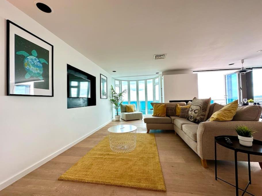 Stunning Panoramic Sea View Beach Location - Sleeps Up To 4 People - Free Parking - The Best Beach! - Great Location - Fast Wifi - Smart Tv - Newly Decorated - Sleeps Up To 4! Close To Bournemouth & Poole Town Centre & Sandbanks Eksteriør bilde