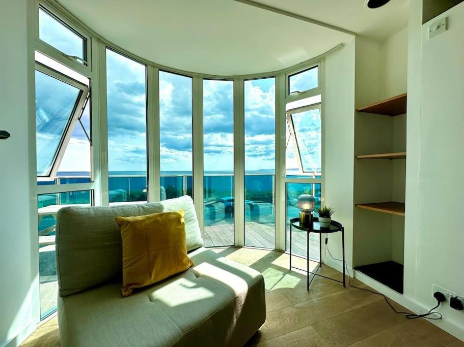 Stunning Panoramic Sea View Beach Location - Sleeps Up To 4 People - Free Parking - The Best Beach! - Great Location - Fast Wifi - Smart Tv - Newly Decorated - Sleeps Up To 4! Close To Bournemouth & Poole Town Centre & Sandbanks Eksteriør bilde