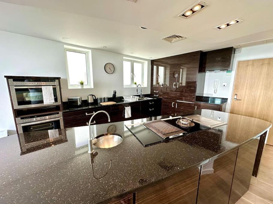 Stunning Panoramic Sea View Beach Location - Sleeps Up To 4 People - Free Parking - The Best Beach! - Great Location - Fast Wifi - Smart Tv - Newly Decorated - Sleeps Up To 4! Close To Bournemouth & Poole Town Centre & Sandbanks Eksteriør bilde