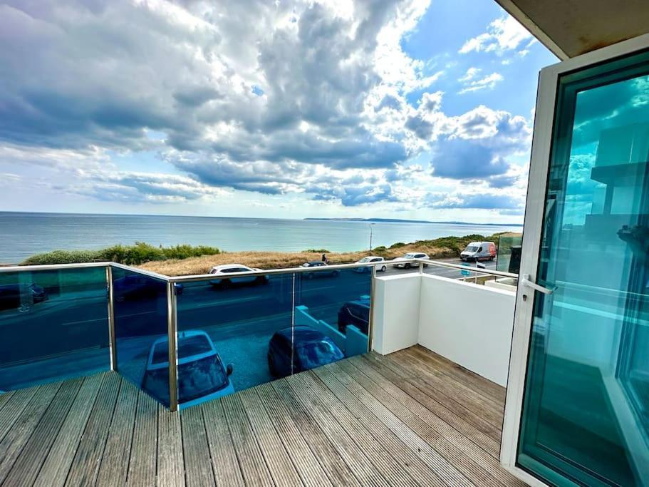 Stunning Panoramic Sea View Beach Location - Sleeps Up To 4 People - Free Parking - The Best Beach! - Great Location - Fast Wifi - Smart Tv - Newly Decorated - Sleeps Up To 4! Close To Bournemouth & Poole Town Centre & Sandbanks Eksteriør bilde